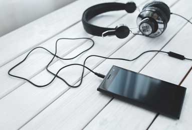 沙巴体育官网-这是真爱！球迷坐着轮椅见戈登，戈登签名后给他送上鼓励