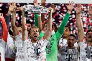 沙巴体育-庆祝太嗨了？孔帕尼谈凯恩替补：这是他第一冠，状态不理想很正常