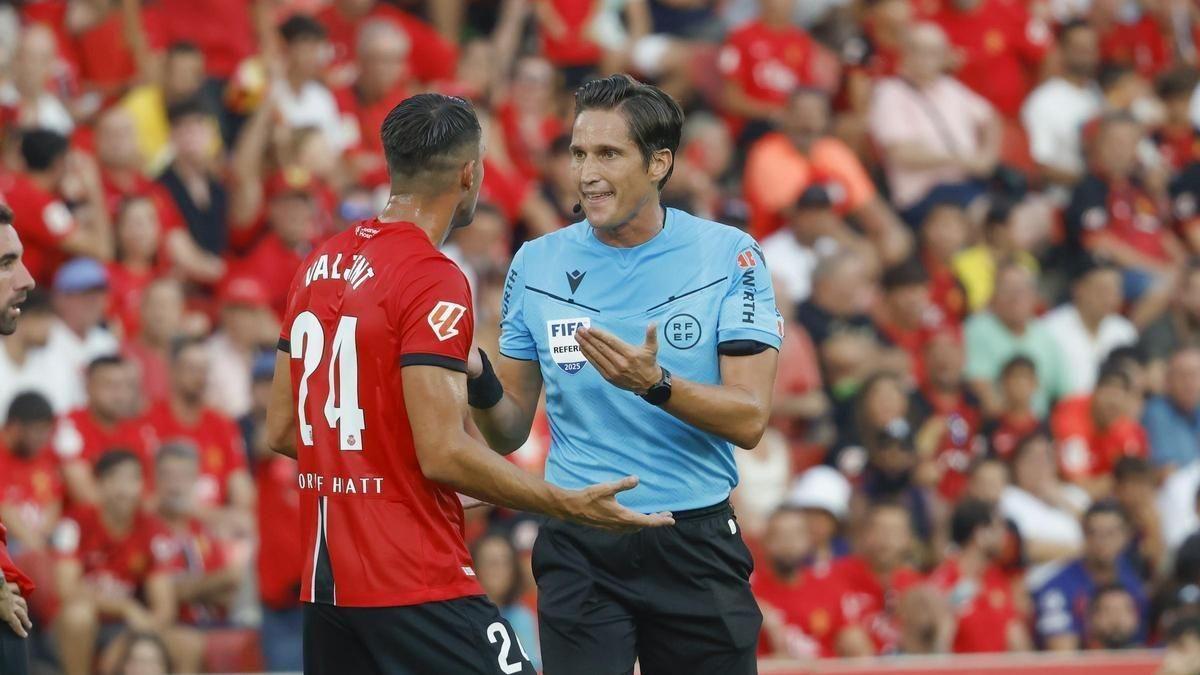 每体：巴萨首轮联赛裁判双重标准引发争议，数百球迷提前退场